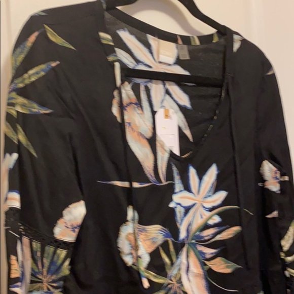 NWT - Roxy Black Long Sleeve Blouse Flower Pattern - Picture 10 of 11